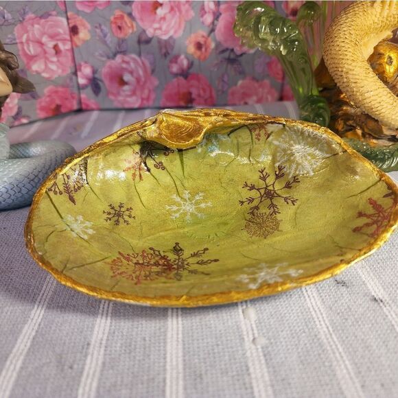 DECOUPAGE CLAM SHELL DECOUPAGE SNOWFLAKES ON A CLAM SHELL TRINKET DISH - Picture 6 of 10